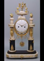 Directoire pendule met wit en zwart marmer, vuurvergulde ormamenten en emaille wijzerplaat met zwarte en rode aanduiding. 15-daags uurwerk met haakgang en draadophanging, slagwerk op bel met sluitschijf. Traditionele- en duo-decimale tijdsaanduiding uit de franse revolutie (10 uur in een dag met elk 100 minuten). H=50cm, B=29cm. Claude Aim Franois Dautel, 1765-1800, werkzaam rue de Buci  Paris.