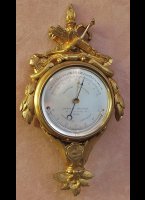 Vergulde cartel met barometer en thermometer, verzilverde plaat met signatuur 'Bunoust Ing-Opt, Palais-Royal 43, Paris'. Lengte 20 cm, ca. 1850-80.