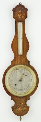 Franse banjo barometer met thermometer. Verzilverde schaalplaten, mahonie met intarsia decoratie. ca 1820