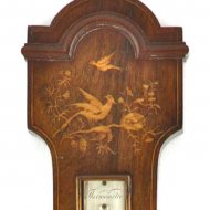 Franse banjo barometer met thermometer. Verzilverde schaalplaten, mahonie met intarsia decoratie. ca 1820