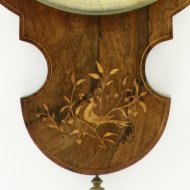 Franse banjo barometer met thermometer. Verzilverde schaalplaten, mahonie met intarsia decoratie. ca 1820