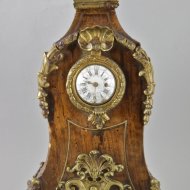 Antiek notenhouten franse porte-montre met demonstratie voorzijde antiek oignon horloge. Ca 1710-1730