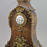Antiek notenhouten franse porte-montre met demonstratie voorzijde antiek oignon horloge. Ca 1710-1730