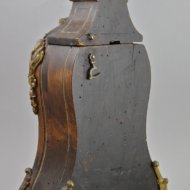 Antiek notenhouten franse porte-montre met demonstratie voorzijde antiek oignon horloge. Ca 1710-1730