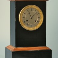 Zwarte franse pendule met buxus lijsten, ca. 1830