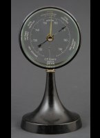 C.P. Goertz, Berlin D.R.G.M. barometer. Duitstalige opdruk. Hoogte 17 cm, diameter 8,5 cm.