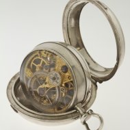 Antiek zilveren spillegang skelet-zakhorloge met dubbele kast.