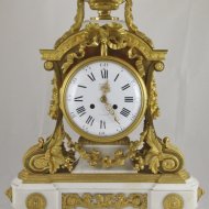 Zware pendule in Louis XVI stijl.