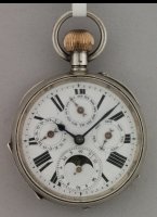 Zilveren zakhorloge met dag, datum, maand en maandag weergave. Zilveren kast en zilveren binnendeksel, ankergang.