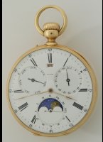 Kwaliteits zakhorloge van Louis Audemars gemaakt voor Charles Oudin. Louis Audemars serienummer 9189 uit 1863-64. Gouden binnendeksel met Oudin nummer 19699, Horloger de la Marine, Palais Royal 52, Paris. Medailles de 1806 a 1862. Emaille wijzerplaat met dag-, maand-, datum-, en maanweergave. Achterdeksel heeft een WFS monogram.