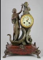 Composite Art Nouveau pendule op rode Griot voet.