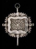 Antieke zilveren hollandse zakhorloge opwind sleutel met twee scharnieren. Aan beide zijden een gedreven symmetrisch ornament

maten: 73 x 56 mm