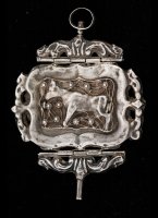 Antieke zilveren hollandse zakhorloge opwind sleutel met twee scharnieren. Aan twee zijden een gedreven versiering van een koe en een man op paard.

maten: 75 x 54 mm