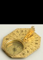 Messing gegraveerde reis zonnewijzer met kompas (cadran solaire) van Nicolas Bion. Bion was de uitgever van het standaardwerk over instrumenten, waaronder zonnewijzers. ('Traite de la Construction et Principaux Usages des Instruments de Mathematique' uit 1709). 75 x 66mm