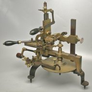 19e eeuwse messing en stalen horlogemakers radersnijmachine/verdeelapparaat.