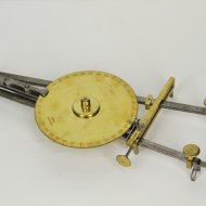 Klokkenmakers gepatenteerd gereedschap uitgevonden door Auguste Gerard in Lige, Belgi. een 'compas  cercle gradu et  triangle variable' 

