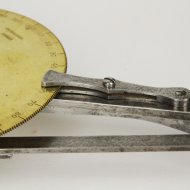 Klokkenmakers gepatenteerd gereedschap uitgevonden door Auguste Gerard in Lige, Belgi. een 'compas  cercle gradu et  triangle variable' 


