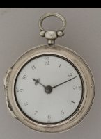 Antiek zilveren zakhorloge in engelse stijl in dubbele kast met emaille wijzerplaat, stalen wijzers, binnenkast met initialen J.H. Reparatie en/of verkoop label in de buitenkast van 'M.J. Erdtsieck, Horologiemaker, Gierstraat no. 784, het 3de huis van de Magdelenastraat, Haarlem'