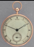 Rood gouden zakhorloge met kwartierslagwerk op 2 gongen. Zilveren geguiocheerde wijzerplaat met excentrische secondewijzer. Gesigneerd: 'Vittu  Clermont'. 