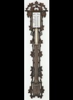 Houten gestoken kwikbuis barometer met wit glazen schaalplaat gesigneerd: 'Herm. Wiere, Frankfurt am Main'. Thermometer met verzilverde schaalplaat