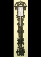 Houten gestoken kwikbuis barometer met wit glazen schaalplaat gesigneerd: 'Herm. Wiere, Frankfurt am Main'. Thermometer met verzilverde schaalplaat