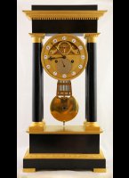 Franse pendule met temperatuur gecompenseerde 1/2 seconde slinger met mesophanging, vuurvergulde kapitelen, basementen en wijzerplaat  met witte emaille cartouches en zichtbaar echappement en verzilverde datumplaat met signatuur 'Cleret'