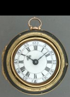 Horloge gesigneerd 'I. Kover. London'. Met leer beklede en vergulde buitenkast. Emaille wijzerplaat met stalen wijzers. Diameter 54 mm. ca. 1750