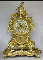 Gegoten bronzen pendule in Lodwijk XV stijl.