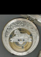 Spillegang horloge met zilveren balans-kloof en eveneens zilveren stofdeksel met glazen venster. <BR />Diameter ca 52 mm