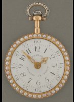 Gouden groen ge�mailleerde kast met zowel op de voor- als achterzijde een parelrand. Typische L�pine uurwerk opbouw met virgule-echappement. Pendantbeugel is aan weerszijde bezet met diamanten en in de drukknop van de pendant zit een grote diamant. L�pine nummer 2043. Bijbehorende gouden chatelaine in groen emaille met parels, sleutel en lakstempel. Napoleon heeft een soortgelijk horloge in blauw gegeven aan Comtesse de la B�doy�re. (collectie Chateaux de la Malmaison, zie ook het boek 'Jean-Antoine L�pine, horloger 1720-1814' door Adolphe Chapiro). Diameter 38 mm. Foedraal lengte 310 mm.
