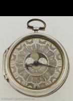 Antiek zilveren hollands spillegang zakhorloge van William Gib, Rotterdam, nr 1325 met Juliaanse en Gregoriaanse kalender (OS= oude stijl en NS= nieuwe stijl) met een verschil van 11 dagen. Maanweergave met hoogwater, schijnslinger.