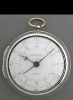 Beide zilveren kasten van spillegang zakhorloge met Londonse keur 1787. Emaille wijzerplaat met gouden uurcijfers. Minuutcijfers, datumcijfers en signatuur zijn rood ge�mailleerd. Stalen wijzers. Diameter 69 mm.