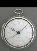 Beide zilveren kasten van spillegang zakhorloge met Londonse keur 1787. Emaille wijzerplaat met gouden uurcijfers. Minuutcijfers, datumcijfers en signatuur zijn rood gemailleerd. Stalen wijzers. Diameter 69 mm.