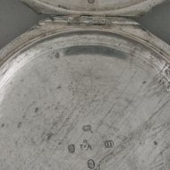 Zilveren spillegang datum zakhorloge met dubbele kast, gesigneerd: 'Beefield, London'. 1787