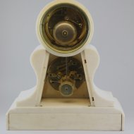 Wit marmeren 'brocot' pendule met eeuwigdurende kalender. (calendarium perpetuum)