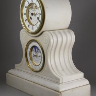 Wit marmeren 'brocot' pendule met eeuwigdurende kalender. (calendarium perpetuum)