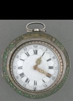 Antiek zilveren spillegang zakhorloge met 3 kasten. De buitenste kast is bedekt met roggehuid. De tweede kast is een gedreven kast. Door de buitenkast heeft deze weinig slijtage en is daarom in goede conditie. De kast met het uurwerk zelf heeft de Londonse keur van 1754 en een 'Tarts' zilversmid stempel. Het vergulde uurwerk met hollandse kloof is gesigneerd: 'Tarts, London'. het horloge heeft de originele chatelaine met lakstempel en zilveren sleutel. diameter 62 mm.