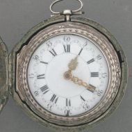 Antiek zilveren spilleganghorloge uit 1754 voor de Hollandse markt in 3 kasten met chatelaine.