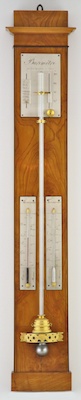 Antieke franse esdoorn gefineerde barometer met verzilverde messing gegraveerde schaalplaten, gesigneerd: 'par Geret, Ing-Opticien � Macon'. ca 1820
