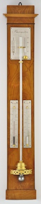 Antieke franse esdoorn gefineerde barometer met verzilverde messing gegraveerde schaalplaten, gesigneerd: 'par Geret, Ing-Opticien  Macon'. ca 1820
Barometer schaalplaat met verstelbare hoogte (voor zeeniveau en in de bergen), 2 thermometer schaalplaten en vuurvergulde messing ornamenten.