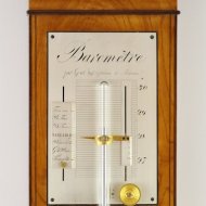 Antieke franse esdoorn gefineerde barometer met verzilverde messing gegraveerde schaalplaten, gesigneerd: 'par Geret, Ing-Opticien à Macon'. ca 1820