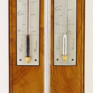 Antieke franse esdoorn gefineerde barometer met verzilverde messing gegraveerde schaalplaten, gesigneerd: 'par Geret, Ing-Opticien � Macon'. ca 1820