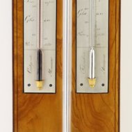 Antieke franse esdoorn gefineerde barometer met verzilverde messing gegraveerde schaalplaten, gesigneerd: 'par Geret, Ing-Opticien  Macon'. ca 1820