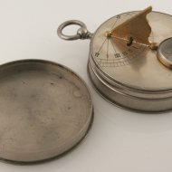 franse nikkelen zak-zonnewijzer met kompas en thermometer