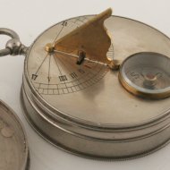 franse nikkelen zak-zonnewijzer met kompas en thermometer