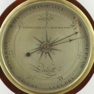 Engelse banjo- of wiel-barometer.  'Chas: Pitsalla, No 79 High, Holborn'.