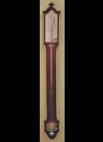 Hybride frans/engelse barometer, gemaakt door Antoine Carcano (1755-1820) in 1787 voor Dollond in London. Carcano was de buizen leverancier van Peter Dollond.
Van origine italiaan vestigt Carcano zich in Parijs, rue de la Roquette 37, le Faubourg St Antoine en later op Place Dauphine op l'Ile de la Cit�. In 1786 wordt hij de leverancier van barometers en wetenschappelijke instrumenten aan l'Ecole Royale Militaie.
Zie ook http://fr.wikipedia.org/wiki/Antoine_Carcano