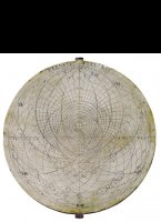 Tinnen westerse astrolabium (astrolabe) schijf voor 54 graden noorderbreedte (ELEVATO POLI LIV). <BR/>Diameter 179 mm, dikte ca. 1,4 mm. <BR/>De schijf bevat o.a. de volgende teksten: 'horizon oblizuus', horizon rectus', linea duluculi et crepusculi', 'linea aezvinoct, 'tropicus capricornis', 'tropic cancer'