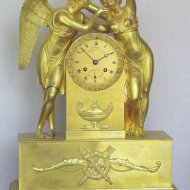 Vuurvergulde pendule met Amor en Psyche. ca 1825