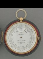 Hoogtemeter in 'meters' met draaibaar vergrootglas en instelbaar bereik van 0 tot 4000 meter. In originele foedraal. Verzilverde schaalplaat.